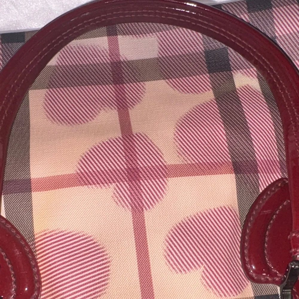 Burberry Heart-Print Tote Bag in Burgundy and Beige - Picture 6 of 14